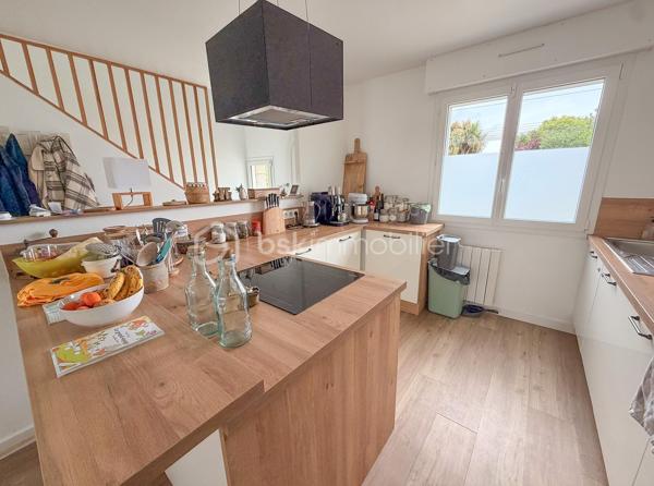 Mériadec – En exclusivité chez BSK Immobilier

Découvrez cette agréable maison des années 70 entièrement rénovée, offrant environ 125 m² habitables sur une parcelle de 490 m².

Au rez-de-chaussée, vous profiterez d’une entrée, d’une belle pièce de vie lumineuse d’environ 40 m² avec cuisine aménagée et équipée, de deux chambres, d’une salle d’eau ainsi que d’un WC indépendant.

À l’étage, une mezzanine faisant office de salle de jeux ou espace détente dessert deux chambres supplémentaires, une salle d’eau et un WC.

Un garage attenant avec porte motorisée complète ce bien.

Les atouts :
Emplacement recherché
4 chambres
Maison rénovée 
Vous posez vos valises !

Une maison idéale pour accueillir votre famille dans un environnement agréable.