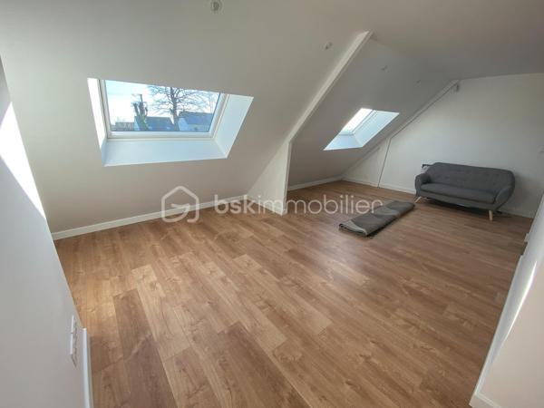 Mériadec – En exclusivité chez BSK Immobilier

Découvrez cette agréable maison des années 70 entièrement rénovée, offrant environ 125 m² habitables sur une parcelle de 490 m².

Au rez-de-chaussée, vous profiterez d’une entrée, d’une belle pièce de vie lumineuse d’environ 40 m² avec cuisine aménagée et équipée, de deux chambres, d’une salle d’eau ainsi que d’un WC indépendant.

À l’étage, une mezzanine faisant office de salle de jeux ou espace détente dessert deux chambres supplémentaires, une salle d’eau et un WC.

Un garage attenant avec porte motorisée complète ce bien.

Les atouts :
Emplacement recherché
4 chambres
Maison rénovée 
Vous posez vos valises !

Une maison idéale pour accueillir votre famille dans un environnement agréable.