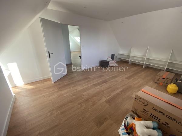 Mériadec – En exclusivité chez BSK Immobilier

Découvrez cette agréable maison des années 70 entièrement rénovée, offrant environ 125 m² habitables sur une parcelle de 490 m².

Au rez-de-chaussée, vous profiterez d’une entrée, d’une belle pièce de vie lumineuse d’environ 40 m² avec cuisine aménagée et équipée, de deux chambres, d’une salle d’eau ainsi que d’un WC indépendant.

À l’étage, une mezzanine faisant office de salle de jeux ou espace détente dessert deux chambres supplémentaires, une salle d’eau et un WC.

Un garage attenant avec porte motorisée complète ce bien.

Les atouts :
Emplacement recherché
4 chambres
Maison rénovée 
Vous posez vos valises !

Une maison idéale pour accueillir votre famille dans un environnement agréable.