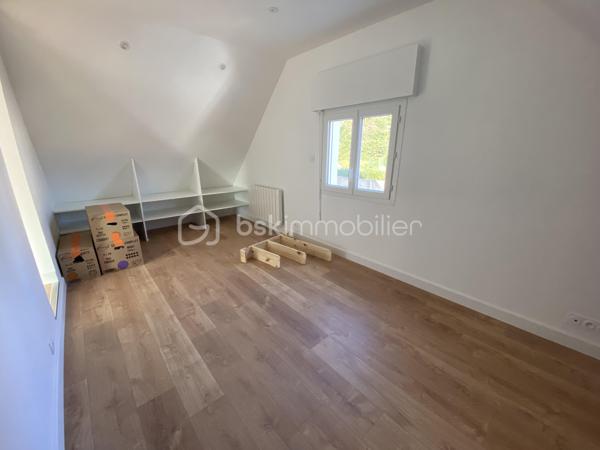 Mériadec – En exclusivité chez BSK Immobilier

Découvrez cette agréable maison des années 70 entièrement rénovée, offrant environ 125 m² habitables sur une parcelle de 490 m².

Au rez-de-chaussée, vous profiterez d’une entrée, d’une belle pièce de vie lumineuse d’environ 40 m² avec cuisine aménagée et équipée, de deux chambres, d’une salle d’eau ainsi que d’un WC indépendant.

À l’étage, une mezzanine faisant office de salle de jeux ou espace détente dessert deux chambres supplémentaires, une salle d’eau et un WC.

Un garage attenant avec porte motorisée complète ce bien.

Les atouts :
Emplacement recherché
4 chambres
Maison rénovée 
Vous posez vos valises !

Une maison idéale pour accueillir votre famille dans un environnement agréable.