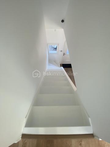 Mériadec – En exclusivité chez BSK Immobilier

Découvrez cette agréable maison des années 70 entièrement rénovée, offrant environ 125 m² habitables sur une parcelle de 490 m².

Au rez-de-chaussée, vous profiterez d’une entrée, d’une belle pièce de vie lumineuse d’environ 40 m² avec cuisine aménagée et équipée, de deux chambres, d’une salle d’eau ainsi que d’un WC indépendant.

À l’étage, une mezzanine faisant office de salle de jeux ou espace détente dessert deux chambres supplémentaires, une salle d’eau et un WC.

Un garage attenant avec porte motorisée complète ce bien.

Les atouts :
Emplacement recherché
4 chambres
Maison rénovée 
Vous posez vos valises !

Une maison idéale pour accueillir votre famille dans un environnement agréable.