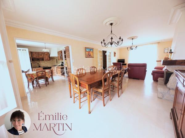 Avec ses 112 m² environ habitables, elle offre de beaux volumes, une atmosphère conviviale et sans mitoyenneté !

Dès l’entrée, vous serez séduits par la luminosité de sa pièce de vie traversante, idéale pour partager des moments en famille. La cheminée apportera une touche de chaleur et de cocooning lors des soirées d’hiver.
Toujours au rez-de-chaussée,  vous trouverez également, une cuisine aménagée (à moderniser), une chambre, une salle d’eau et des WC séparés qui permettent une vie pratique et fonctionnelle.

À l’étage, trois chambres dont deux avec placards, ainsi qu’un grenier offrant la possibilité de créer un dressing sur-mesure. Une seconde salle d’eau avec WC complète ce niveau.

Un grand sous-sol vous permettra de stationner vos véhicules, de profiter d’un espace buanderie ainsi que d’une belle capacité de rangement.

À l’extérieur, le terrain de plus de 440 m² vous permettra de profiter des beaux jours en toute sérénité.
Les atouts de cette maison :
•	Quartier recherché et calme
•	Belle luminosité et volumes
•	Sous-sol fonctionnel
•	Potentiel d’aménagement supplémentaire

Une maison à découvrir sans tarder, qui pourrait bien devenir le cocon de votre famille 

📞 Contactez-moi pour plus d’informations ou pour organiser une visite.