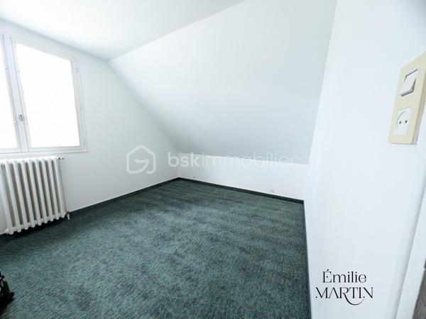Avec ses 112 m² environ habitables, elle offre de beaux volumes, une atmosphère conviviale et sans mitoyenneté !

Dès l’entrée, vous serez séduits par la luminosité de sa pièce de vie traversante, idéale pour partager des moments en famille. La cheminée apportera une touche de chaleur et de cocooning lors des soirées d’hiver.
Toujours au rez-de-chaussée,  vous trouverez également, une cuisine aménagée (à moderniser), une chambre, une salle d’eau et des WC séparés qui permettent une vie pratique et fonctionnelle.

À l’étage, trois chambres dont deux avec placards, ainsi qu’un grenier offrant la possibilité de créer un dressing sur-mesure. Une seconde salle d’eau avec WC complète ce niveau.

Un grand sous-sol vous permettra de stationner vos véhicules, de profiter d’un espace buanderie ainsi que d’une belle capacité de rangement.

À l’extérieur, le terrain de plus de 440 m² vous permettra de profiter des beaux jours en toute sérénité.
Les atouts de cette maison :
•	Quartier recherché et calme
•	Belle luminosité et volumes
•	Sous-sol fonctionnel
•	Potentiel d’aménagement supplémentaire

Une maison à découvrir sans tarder, qui pourrait bien devenir le cocon de votre famille 

📞 Contactez-moi pour plus d’informations ou pour organiser une visite.