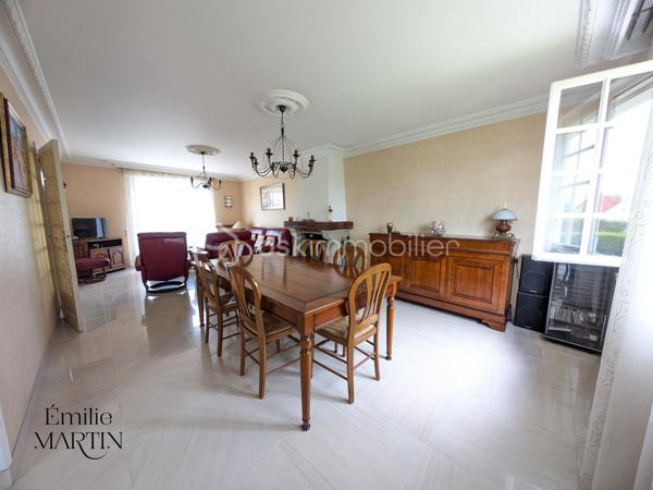 Avec ses 112 m² environ habitables, elle offre de beaux volumes, une atmosphère conviviale et sans mitoyenneté !

Dès l’entrée, vous serez séduits par la luminosité de sa pièce de vie traversante, idéale pour partager des moments en famille. La cheminée apportera une touche de chaleur et de cocooning lors des soirées d’hiver.
Toujours au rez-de-chaussée,  vous trouverez également, une cuisine aménagée (à moderniser), une chambre, une salle d’eau et des WC séparés qui permettent une vie pratique et fonctionnelle.

À l’étage, trois chambres dont deux avec placards, ainsi qu’un grenier offrant la possibilité de créer un dressing sur-mesure. Une seconde salle d’eau avec WC complète ce niveau.

Un grand sous-sol vous permettra de stationner vos véhicules, de profiter d’un espace buanderie ainsi que d’une belle capacité de rangement.

À l’extérieur, le terrain de plus de 440 m² vous permettra de profiter des beaux jours en toute sérénité.
Les atouts de cette maison :
•	Quartier recherché et calme
•	Belle luminosité et volumes
•	Sous-sol fonctionnel
•	Potentiel d’aménagement supplémentaire

Une maison à découvrir sans tarder, qui pourrait bien devenir le cocon de votre famille 

📞 Contactez-moi pour plus d’informations ou pour organiser une visite.