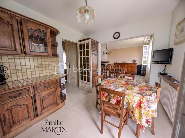 Avec ses 112 m² environ habitables, elle offre de beaux volumes, une atmosphère conviviale et sans mitoyenneté !

Dès l’entrée, vous serez séduits par la luminosité de sa pièce de vie traversante, idéale pour partager des moments en famille. La cheminée apportera une touche de chaleur et de cocooning lors des soirées d’hiver.
Toujours au rez-de-chaussée,  vous trouverez également, une cuisine aménagée (à moderniser), une chambre, une salle d’eau et des WC séparés qui permettent une vie pratique et fonctionnelle.

À l’étage, trois chambres dont deux avec placards, ainsi qu’un grenier offrant la possibilité de créer un dressing sur-mesure. Une seconde salle d’eau avec WC complète ce niveau.

Un grand sous-sol vous permettra de stationner vos véhicules, de profiter d’un espace buanderie ainsi que d’une belle capacité de rangement.

À l’extérieur, le terrain de plus de 440 m² vous permettra de profiter des beaux jours en toute sérénité.
Les atouts de cette maison :
•	Quartier recherché et calme
•	Belle luminosité et volumes
•	Sous-sol fonctionnel
•	Potentiel d’aménagement supplémentaire

Une maison à découvrir sans tarder, qui pourrait bien devenir le cocon de votre famille 

📞 Contactez-moi pour plus d’informations ou pour organiser une visite.