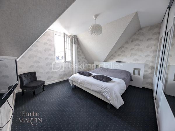 Avec ses 112 m² environ habitables, elle offre de beaux volumes, une atmosphère conviviale et sans mitoyenneté !

Dès l’entrée, vous serez séduits par la luminosité de sa pièce de vie traversante, idéale pour partager des moments en famille. La cheminée apportera une touche de chaleur et de cocooning lors des soirées d’hiver.
Toujours au rez-de-chaussée,  vous trouverez également, une cuisine aménagée (à moderniser), une chambre, une salle d’eau et des WC séparés qui permettent une vie pratique et fonctionnelle.

À l’étage, trois chambres dont deux avec placards, ainsi qu’un grenier offrant la possibilité de créer un dressing sur-mesure. Une seconde salle d’eau avec WC complète ce niveau.

Un grand sous-sol vous permettra de stationner vos véhicules, de profiter d’un espace buanderie ainsi que d’une belle capacité de rangement.

À l’extérieur, le terrain de plus de 440 m² vous permettra de profiter des beaux jours en toute sérénité.
Les atouts de cette maison :
•	Quartier recherché et calme
•	Belle luminosité et volumes
•	Sous-sol fonctionnel
•	Potentiel d’aménagement supplémentaire

Une maison à découvrir sans tarder, qui pourrait bien devenir le cocon de votre famille 

📞 Contactez-moi pour plus d’informations ou pour organiser une visite.