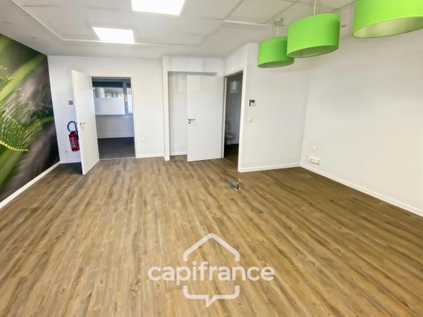 LOCAUX COMMERCIAUX / BUREAUX