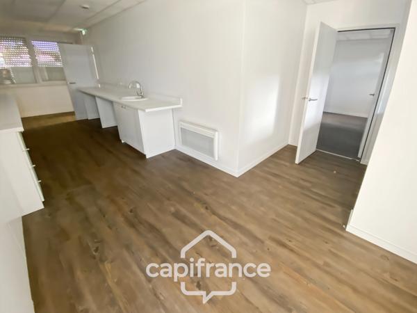 LOCAUX COMMERCIAUX / BUREAUX