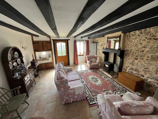 Maison de campagne rénovée avec 4 chambres, grange et terrain
