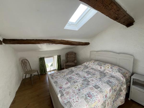 Maison de campagne rénovée avec 4 chambres, grange et terrain