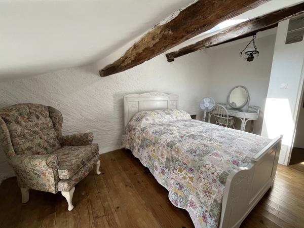 Maison de campagne rénovée avec 4 chambres, grange et terrain