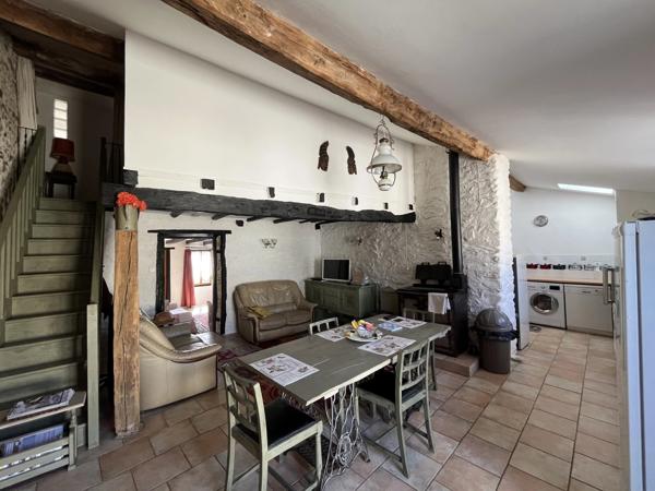 Maison de campagne rénovée avec 4 chambres, grange et terrain