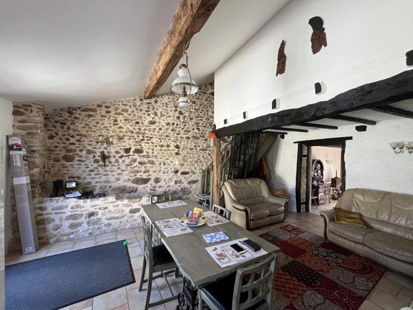 Maison de campagne rénovée avec 4 chambres, grange et terrain