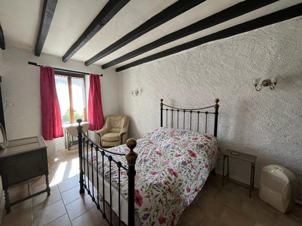 Maison de campagne rénovée avec 4 chambres, grange et terrain