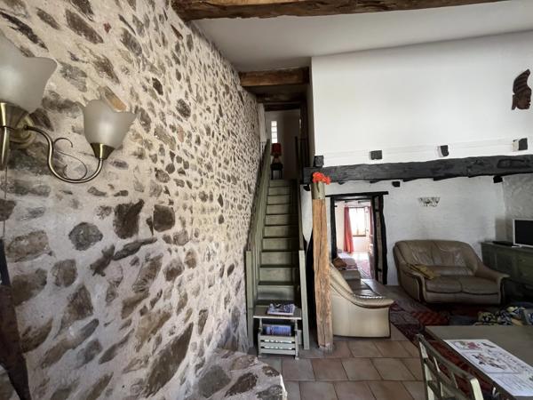 Maison de campagne rénovée avec 4 chambres, grange et terrain