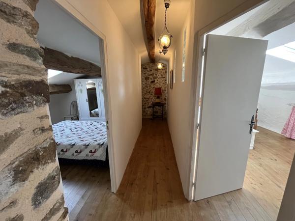 Maison de campagne rénovée avec 4 chambres, grange et terrain