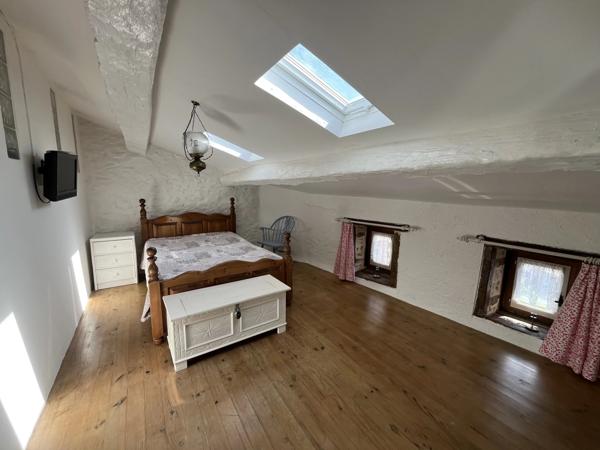 Maison de campagne rénovée avec 4 chambres, grange et terrain