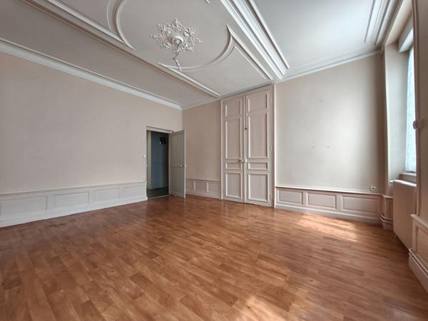 Appartement Nevers ancien, charme, fonctionnalité, 2 chambres proche centre-ville, cour