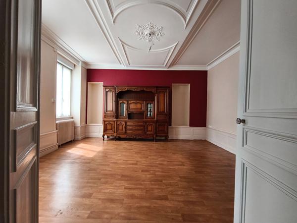 Appartement Nevers ancien, charme, fonctionnalité, 2 chambres proche centre-ville, cour