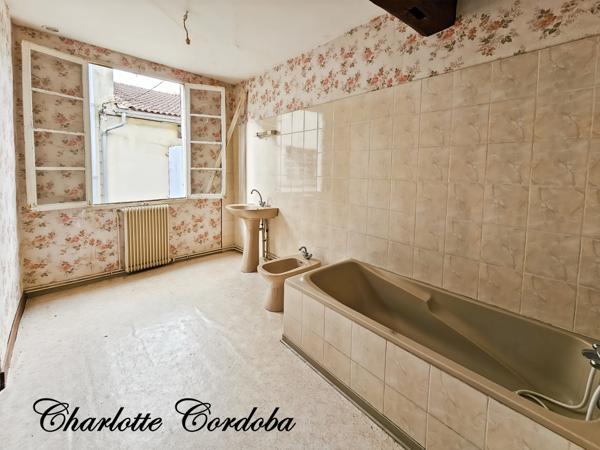 NÉRAC CENTRE : MAISON DE VILLE À RÉNOVER de 105 m² HABITABLES + 65 m² DE COMBLES AMÉNAGEABLES