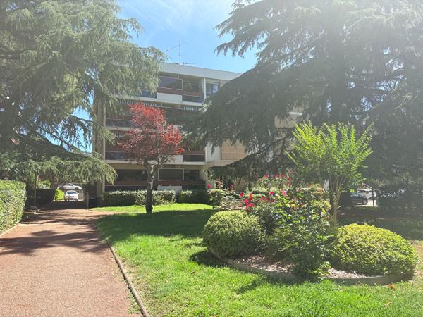 Appartement T4 de 97,5M2 avec terrasse et parking dans résidence de caractère