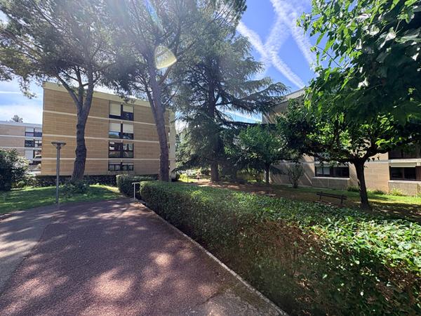 Appartement T4 de 97,5M2 avec terrasse et parking dans résidence de caractère