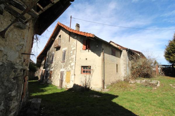 Ensemble immobilier à réhabilité avec très beau potentiel terrain de 1720 m² (73240 Saint Genix les villages)