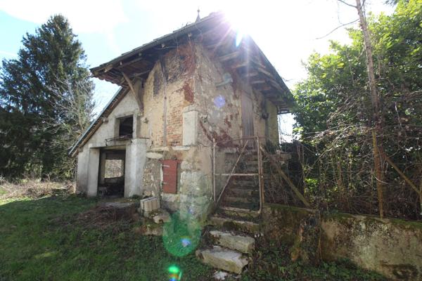 Ensemble immobilier à réhabilité avec très beau potentiel terrain de 1720 m² (73240 Saint Genix les villages)