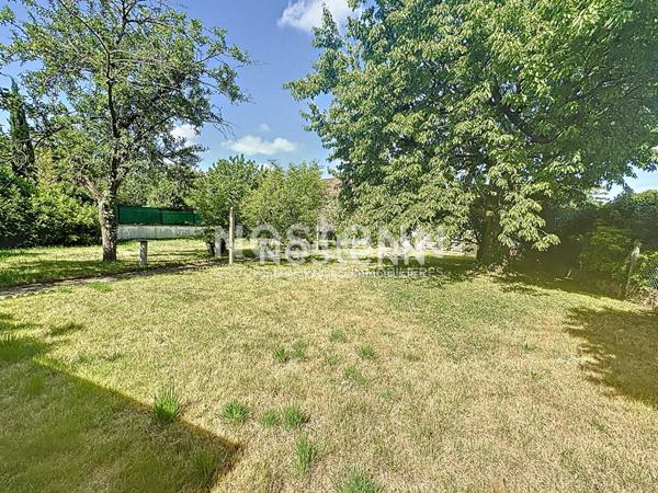 Terrain constructible en lot arrière de 555m² à vendre sur Morangis dans un secteur calme et pavillonnaire proche des commerces et des écoles.