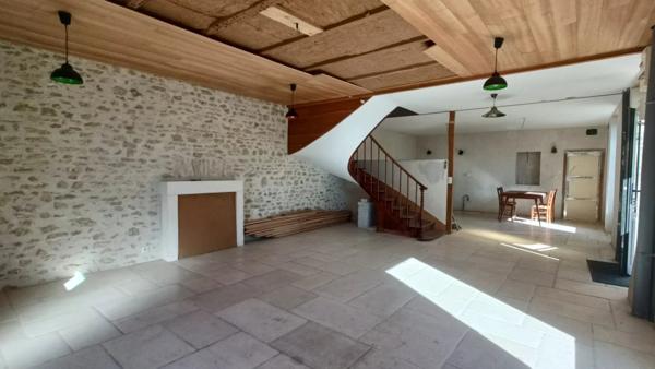 MAISON EN PIERRE À RÉNOVER CISSÉ