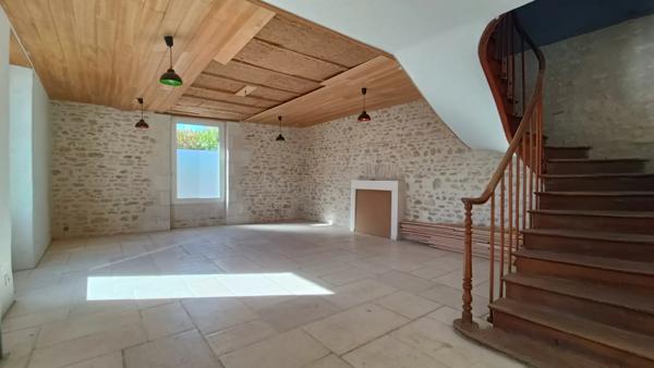 MAISON EN PIERRE À RÉNOVER CISSÉ