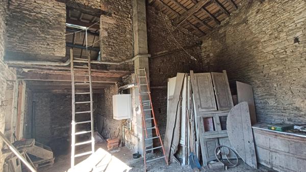 MAISON EN PIERRE À RÉNOVER CISSÉ