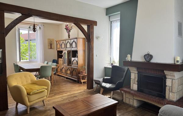 Maison des années 30   150 m2 habitables   Rénovée avec goût   Grand terrain de 3 500 m2