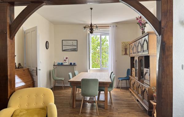 Maison des années 30   150 m2 habitables   Rénovée avec goût   Grand terrain de 3 500 m2
