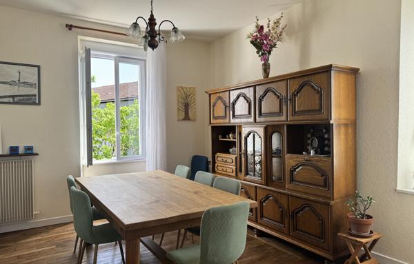 Maison des années 30   150 m2 habitables   Rénovée avec goût   Grand terrain de 3 500 m2