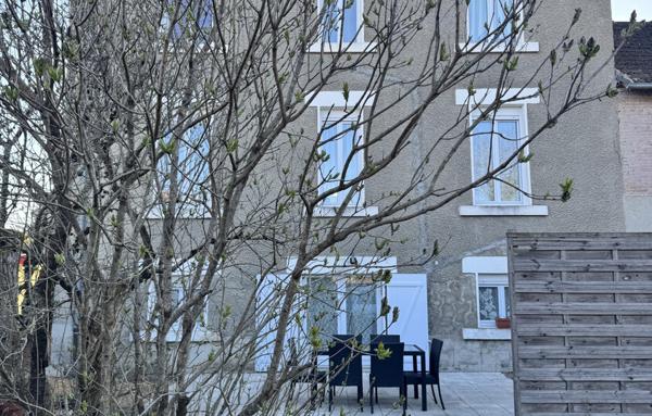 Maison des années 30   150 m2 habitables   Rénovée avec goût   Grand terrain de 3 500 m2
