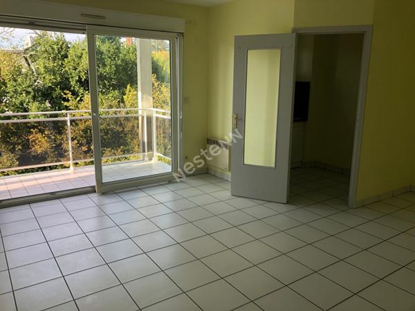 Exclusivité à Saintes : Appartement T1 avec ASCENSEUR, balcon, parking, cave et piscine