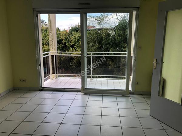 Exclusivité à Saintes : Appartement T1 avec ASCENSEUR, balcon, parking, cave et piscine