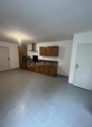 Maison de 125m² a La Fére 02800
Une entrée donnant sur une cuisine équipée de 20m² 
Une salle d'eau 
Un salon séjour de 30m².
Au 1 er étage:
Un palier(possibilité de faire une chambre enfant ou un bureau avec 2 chambres ainsi qu'une salle de bain et son toilette.
2 ème étage:
1 chambres de 14m².
Le tout sur un terrain de 418m².
Cave 
DPE C/
Chauffage électrique
Tout a l'égout.