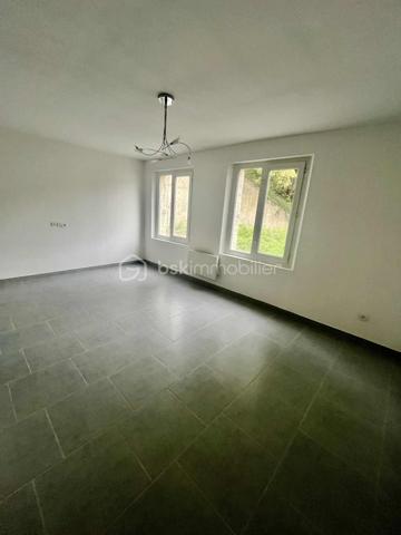 Maison de 125m² a La Fére 02800
Une entrée donnant sur une cuisine équipée de 20m² 
Une salle d'eau 
Un salon séjour de 30m².
Au 1 er étage:
Un palier(possibilité de faire une chambre enfant ou un bureau avec 2 chambres ainsi qu'une salle de bain et son toilette.
2 ème étage:
1 chambres de 14m².
Le tout sur un terrain de 418m².
Cave 
DPE C/
Chauffage électrique
Tout a l'égout.