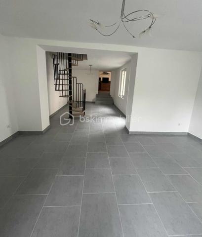 Maison de 125m² a La Fére 02800
Une entrée donnant sur une cuisine équipée de 20m² 
Une salle d'eau 
Un salon séjour de 30m².
Au 1 er étage:
Un palier(possibilité de faire une chambre enfant ou un bureau avec 2 chambres ainsi qu'une salle de bain et son toilette.
2 ème étage:
1 chambres de 14m².
Le tout sur un terrain de 418m².
Cave 
DPE C/
Chauffage électrique
Tout a l'égout.