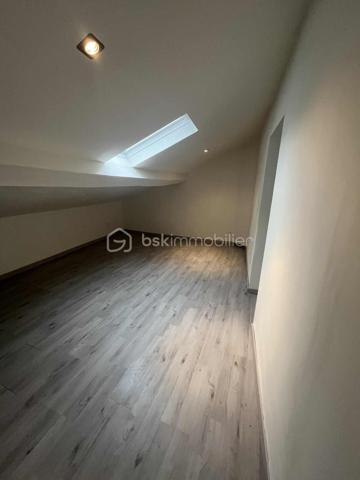 Maison de 125m² a La Fére 02800
Une entrée donnant sur une cuisine équipée de 20m² 
Une salle d'eau 
Un salon séjour de 30m².
Au 1 er étage:
Un palier(possibilité de faire une chambre enfant ou un bureau avec 2 chambres ainsi qu'une salle de bain et son toilette.
2 ème étage:
1 chambres de 14m².
Le tout sur un terrain de 418m².
Cave 
DPE C/
Chauffage électrique
Tout a l'égout.
