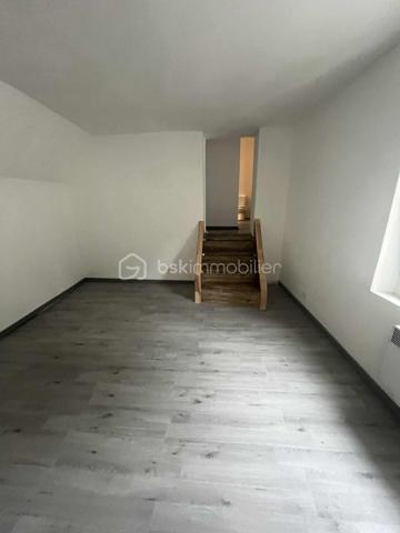 Maison de 125m² a La Fére 02800
Une entrée donnant sur une cuisine équipée de 20m² 
Une salle d'eau 
Un salon séjour de 30m².
Au 1 er étage:
Un palier(possibilité de faire une chambre enfant ou un bureau avec 2 chambres ainsi qu'une salle de bain et son toilette.
2 ème étage:
1 chambres de 14m².
Le tout sur un terrain de 418m².
Cave 
DPE C/
Chauffage électrique
Tout a l'égout.