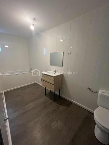 Maison de 125m² a La Fére 02800
Une entrée donnant sur une cuisine équipée de 20m² 
Une salle d'eau 
Un salon séjour de 30m².
Au 1 er étage:
Un palier(possibilité de faire une chambre enfant ou un bureau avec 2 chambres ainsi qu'une salle de bain et son toilette.
2 ème étage:
1 chambres de 14m².
Le tout sur un terrain de 418m².
Cave 
DPE C/
Chauffage électrique
Tout a l'égout.