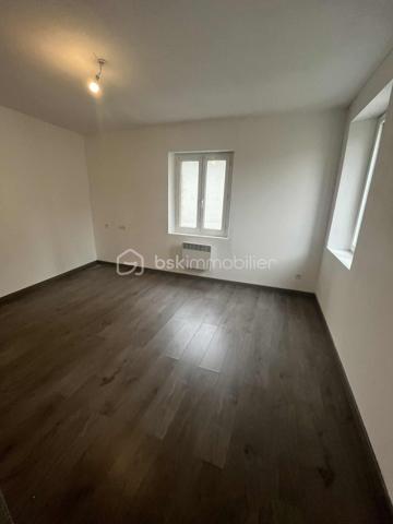 Maison de 125m² a La Fére 02800
Une entrée donnant sur une cuisine équipée de 20m² 
Une salle d'eau 
Un salon séjour de 30m².
Au 1 er étage:
Un palier(possibilité de faire une chambre enfant ou un bureau avec 2 chambres ainsi qu'une salle de bain et son toilette.
2 ème étage:
1 chambres de 14m².
Le tout sur un terrain de 418m².
Cave 
DPE C/
Chauffage électrique
Tout a l'égout.