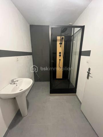 Maison de 125m² a La Fére 02800
Une entrée donnant sur une cuisine équipée de 20m² 
Une salle d'eau 
Un salon séjour de 30m².
Au 1 er étage:
Un palier(possibilité de faire une chambre enfant ou un bureau avec 2 chambres ainsi qu'une salle de bain et son toilette.
2 ème étage:
1 chambres de 14m².
Le tout sur un terrain de 418m².
Cave 
DPE C/
Chauffage électrique
Tout a l'égout.