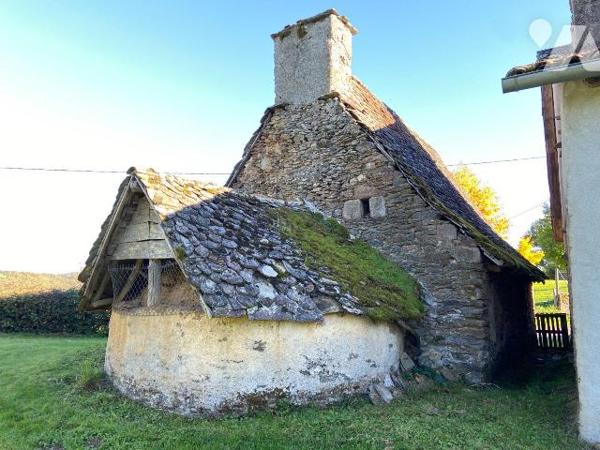 A ARNAC, proche du barrage d'Enchanet,

Enclos de 4025 m² de terrain comprenant :
- Une mais...