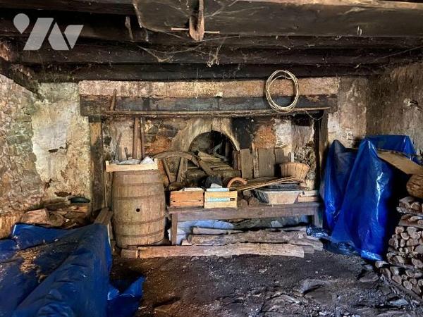 A ARNAC, proche du barrage d'Enchanet,

Enclos de 4025 m² de terrain comprenant :
- Une mais...