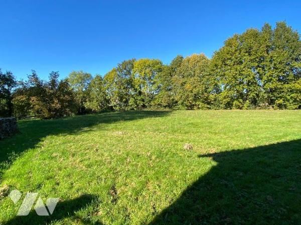 A ARNAC, proche du barrage d'Enchanet,

Enclos de 4025 m² de terrain comprenant :
- Une mais...