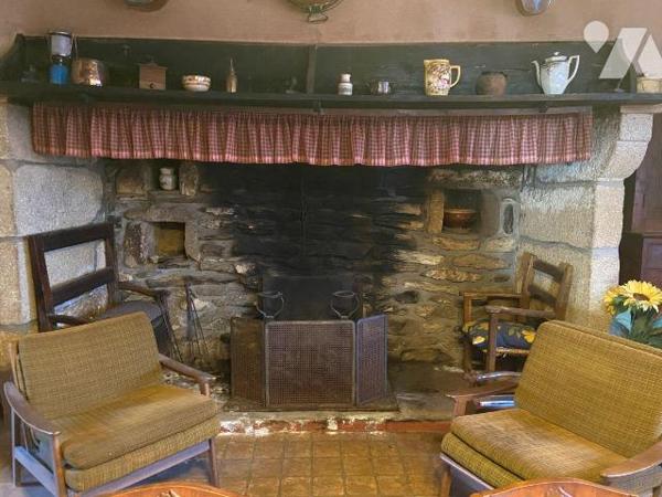 A ARNAC, proche du barrage d'Enchanet,

Enclos de 4025 m² de terrain comprenant :
- Une mais...